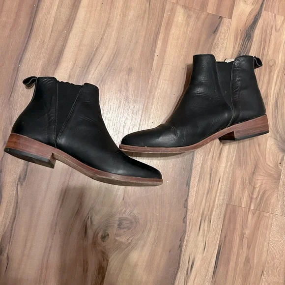 Nisolo Black Chelsea Boot - Picture 1 of 7